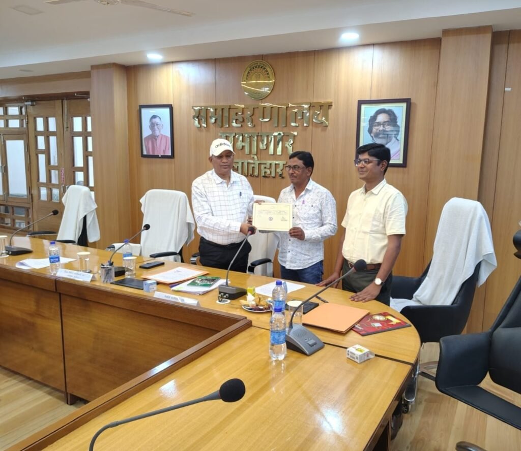 लातेहार नगर पंचायत के नवनिर्वाचित जनप्रतिनिधियों ने ली शपथ,संतोष रंजन बने उपाध्यक्ष लातेहार नगर पंचायत के नवनिर्वाचित जनप्रतिनिधियों ने ली शपथ,संतोष रंजन बने उपाध्यक्ष