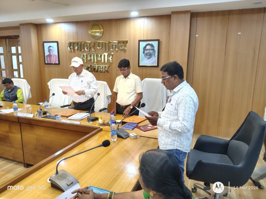 लातेहार नगर पंचायत के नवनिर्वाचित जनप्रतिनिधियों ने ली शपथ,संतोष रंजन बने उपाध्यक्ष लातेहार नगर पंचायत के नवनिर्वाचित जनप्रतिनिधियों ने ली शपथ,संतोष रंजन बने उपाध्यक्ष