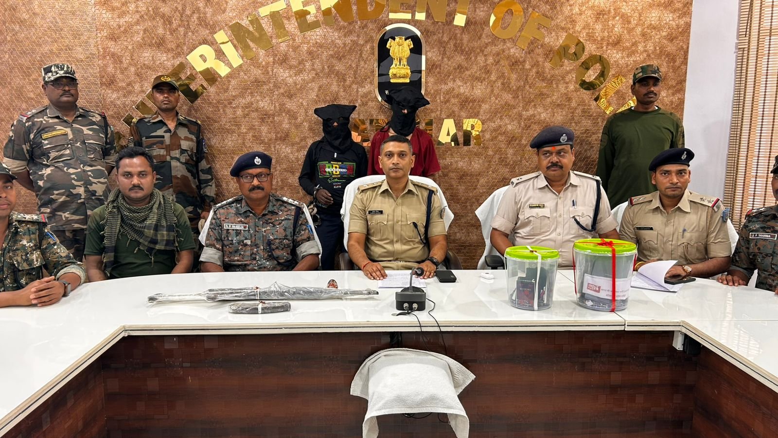 Latehar News: 10 लाख का इनामी माओवादी जोनल कमांडर गिरफ्तार, 104 मामलों में था वांछित Latehar News: 10 लाख का इनामी माओवादी जोनल कमांडर गिरफ्तार, 104 मामलों में था वांछित