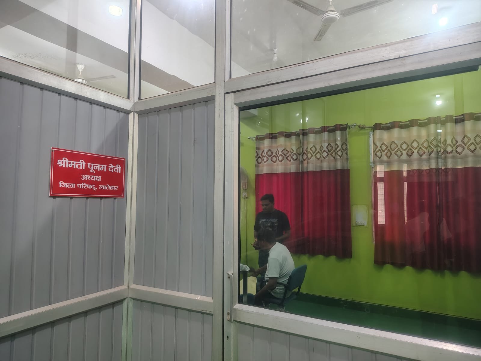 जिला परिषद लातेहार में टेंडर प्रक्रिया पर उठे सवाल,टेंडर मैनेजिंग के आरोप से मची हलचल जिला परिषद लातेहार में टेंडर प्रक्रिया पर उठे सवाल,टेंडर मैनेजिंग के आरोप से मची हलचल