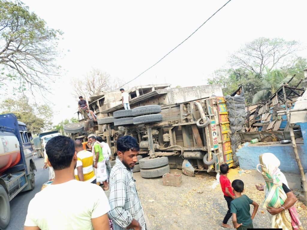 कोटालपोखर थाना क्षेत्र में बड़ा हादसा: 12 चक्का ट्रक अनियंत्रित होकर पलटा, दुकानदार घायल कोटालपोखर थाना क्षेत्र में बड़ा हादसा: 12 चक्का ट्रक अनियंत्रित होकर पलटा, दुकानदार घायल