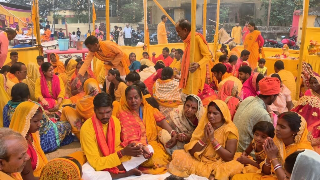 हजारी बस्ती में नौ कुंडीय गायत्री महायज्ञ का समापन, हवन व संस्कार के साथ हुआ भावुक विदाई समारोह हजारी बस्ती में नौ कुंडीय गायत्री महायज्ञ का समापन, हवन व संस्कार के साथ हुआ भावुक विदाई समारोह