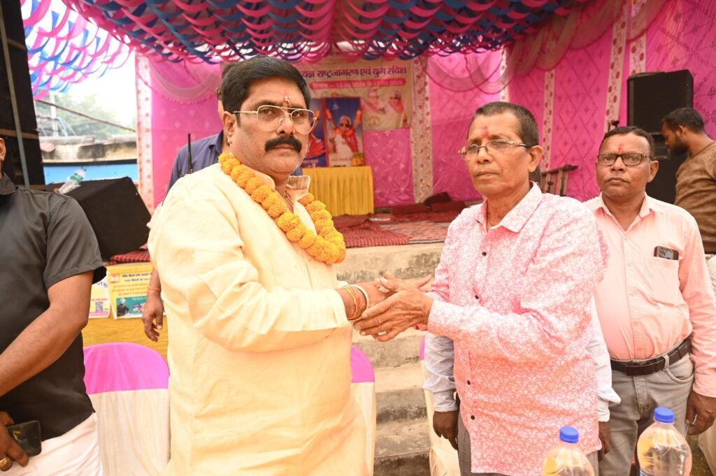हजारी बस्ती में नौ कुंडीय गायत्री महायज्ञ का समापन, हवन व संस्कार के साथ हुआ भावुक विदाई समारोह हजारी बस्ती में नौ कुंडीय गायत्री महायज्ञ का समापन, हवन व संस्कार के साथ हुआ भावुक विदाई समारोह