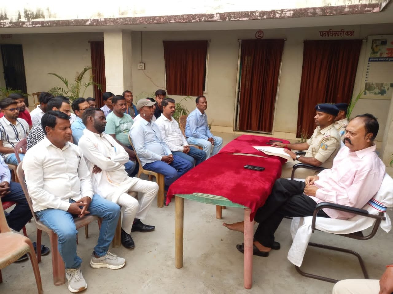 पाकुड़िया थाना में शांति समिति की बैठक, सौहार्द के साथ पर्व मनाने की अपील । पाकुड़िया थाना में शांति समिति की बैठक, सौहार्द के साथ पर्व मनाने की अपील ।