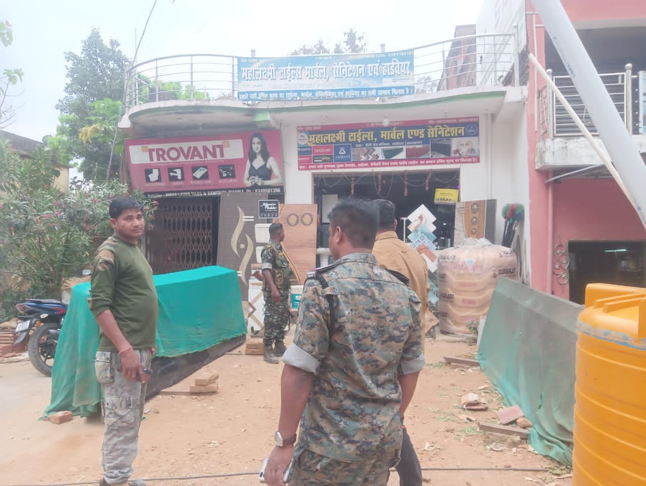 मनिका में सड़क किनारे अवैध दुकानों पर प्रशासन सख्त, हटाने का निर्देश मनिका में सड़क किनारे अवैध दुकानों पर प्रशासन सख्त, हटाने का निर्देश