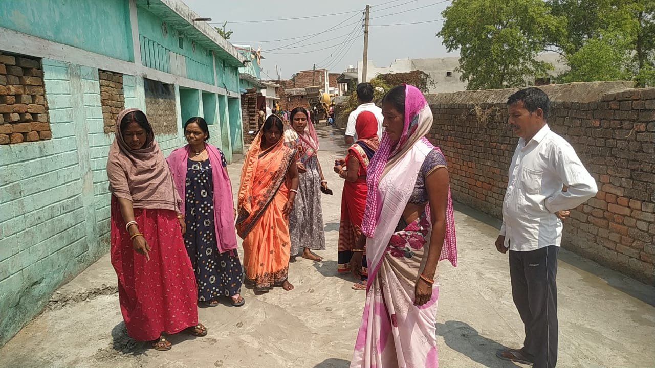 ग्रामीणों ने पीसीसी पथ निर्माण में गड़बड़ी का लगाया आरोप, मानक के अनुरूप नहीं हो रहा काम ग्रामीणों ने पीसीसी पथ निर्माण में गड़बड़ी का लगाया आरोप, मानक के अनुरूप नहीं हो रहा काम