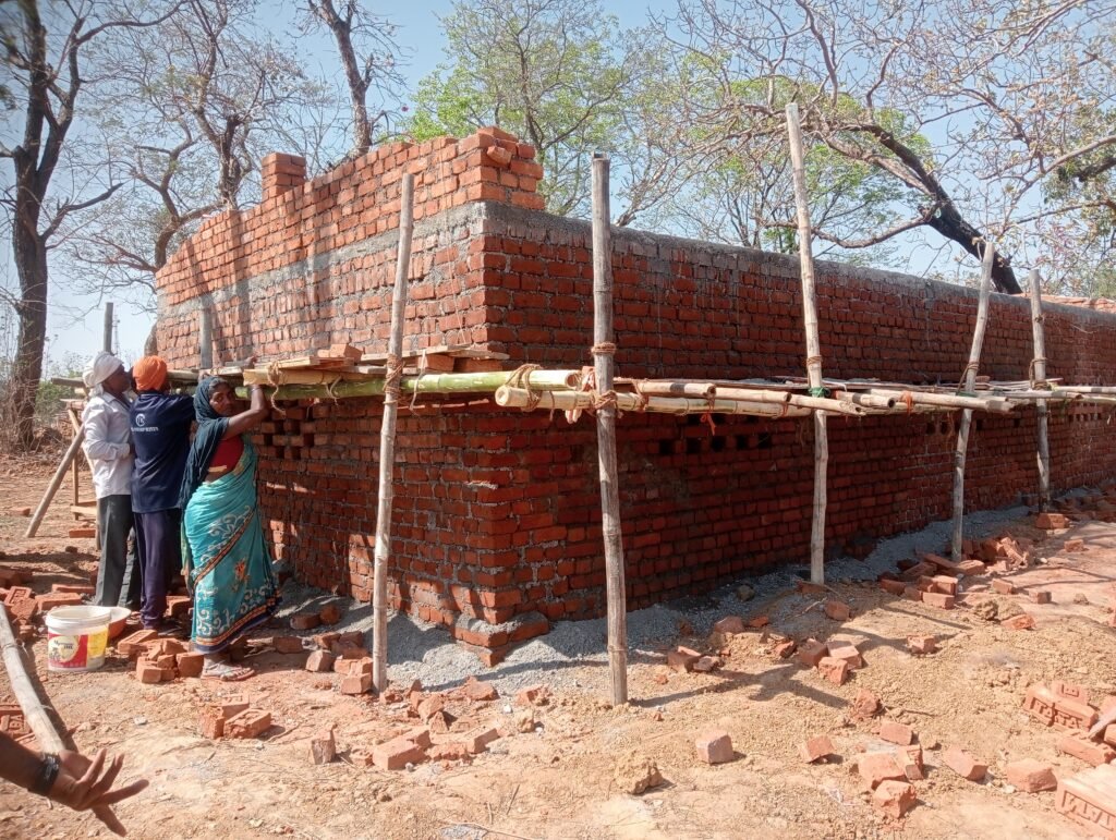 लातेहार में बिरसा हरित ग्राम योजना पर सवाल—मुर्गी व बकरी शेड में घटिया ईंट से निर्माण, 3.61 करोड़ की योजना पर संकट लातेहार में बिरसा हरित ग्राम योजना पर सवाल—मुर्गी व बकरी शेड में घटिया ईंट से निर्माण, 3.61 करोड़ की योजना पर संकट