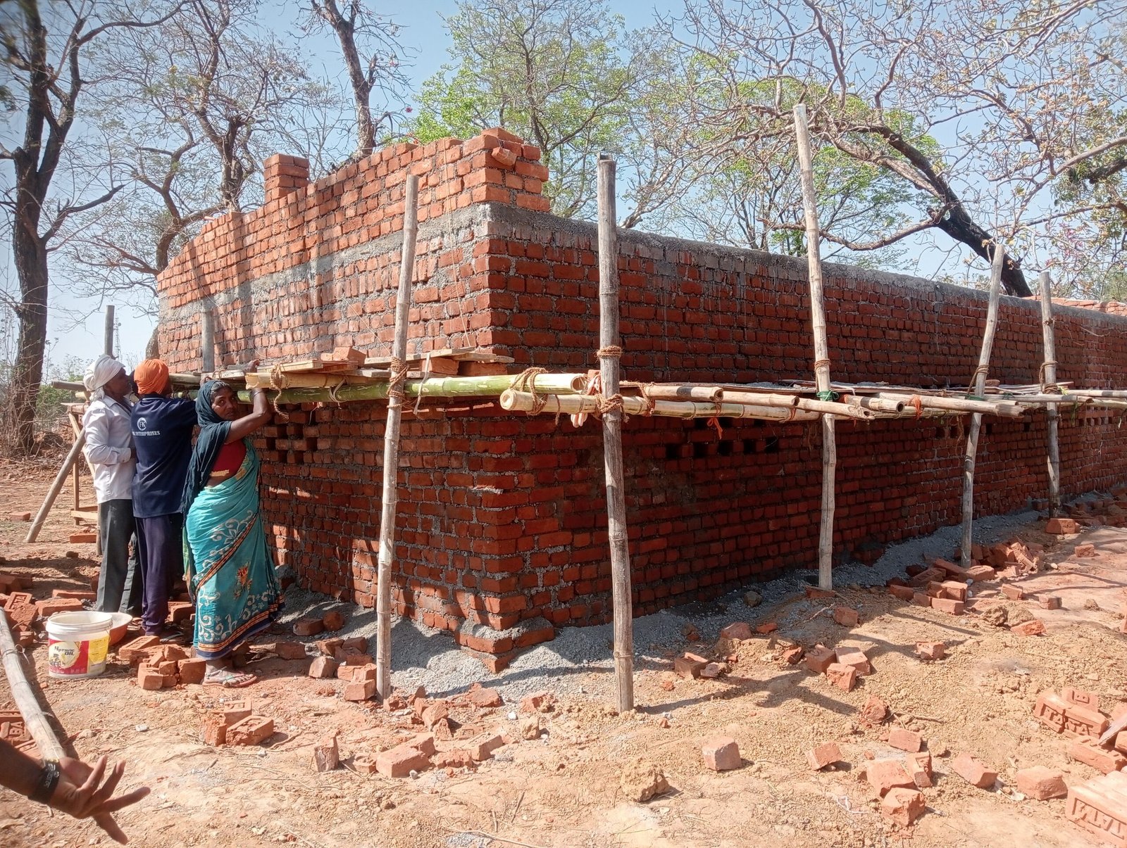 लातेहार में बिरसा हरित ग्राम योजना पर सवाल—मुर्गी व बकरी शेड में घटिया ईंट से निर्माण, 3.61 करोड़ की योजना पर संकट