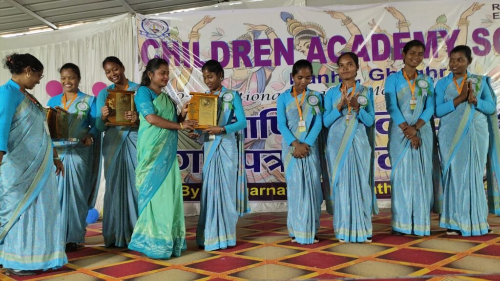रन्हे स्थित चिल्ड्रन एकेडमी स्कूल में वार्षिक उत्सव आयोजित किया गया