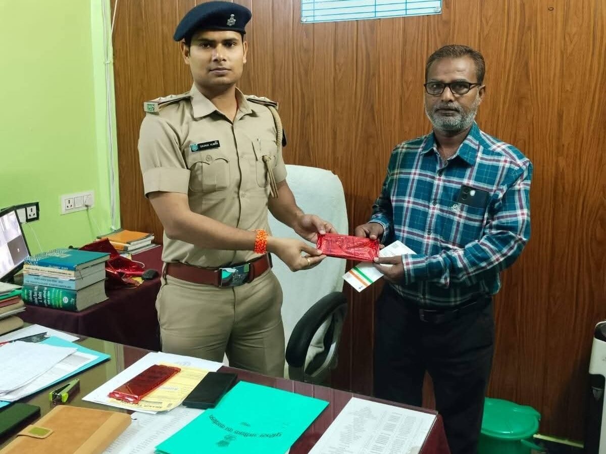पाकुड़ पुलिस के “Project Device” अभियान के तहत 21 गुम मोबाइल बरामद, मालिकों को लौटाए गए पाकुड़ पुलिस के “Project Device” अभियान के तहत 21 गुम मोबाइल बरामद, मालिकों को लौटाए गए