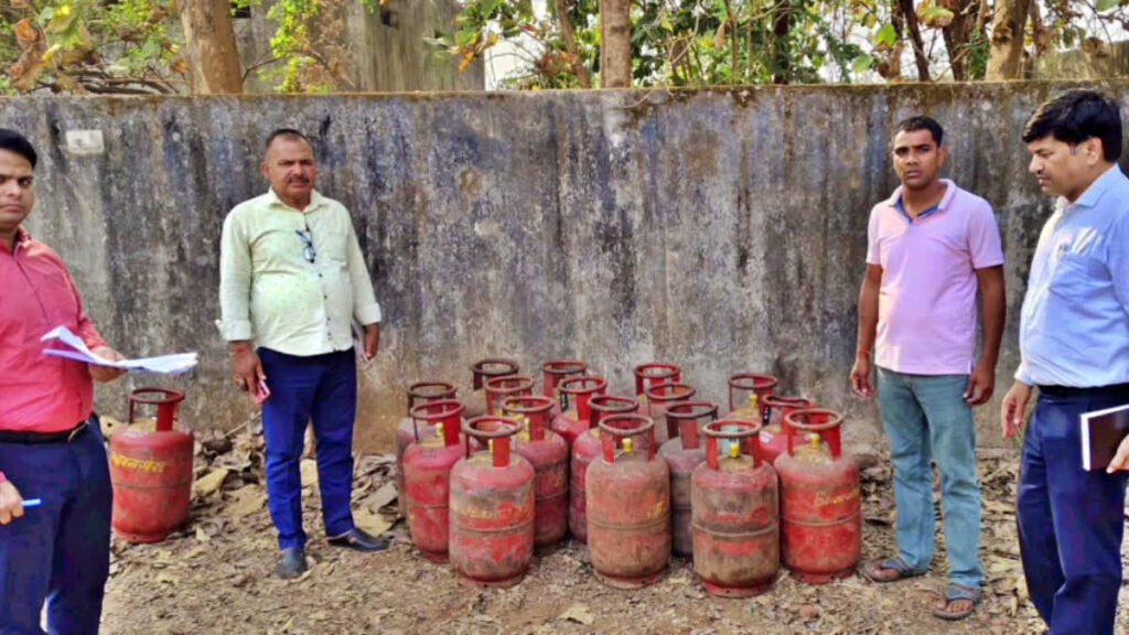गढ़वा में गैस सिलेंडर की कालाबाजारी पर बड़ी कार्रवाई, 70 एलपीजी सिलेंडर के साथ पिकअप जब्त गढ़वा में गैस सिलेंडर की कालाबाजारी पर बड़ी कार्रवाई, 70 एलपीजी सिलेंडर के साथ पिकअप जब्त
