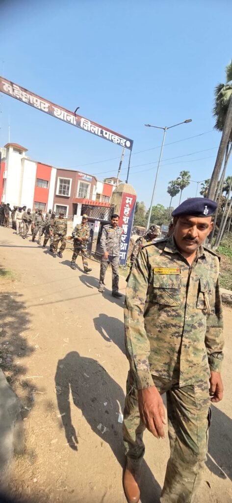 पाकुड़ में होली को लेकर पुलिस का फ्लैग मार्च, शांति और सौहार्द बनाए रखने की अपील