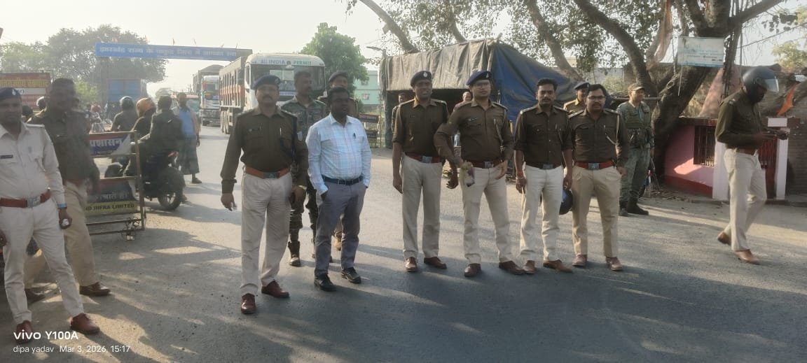 पाकुड़ में होली को लेकर पुलिस का फ्लैग मार्च, शांति और सौहार्द बनाए रखने की अपील