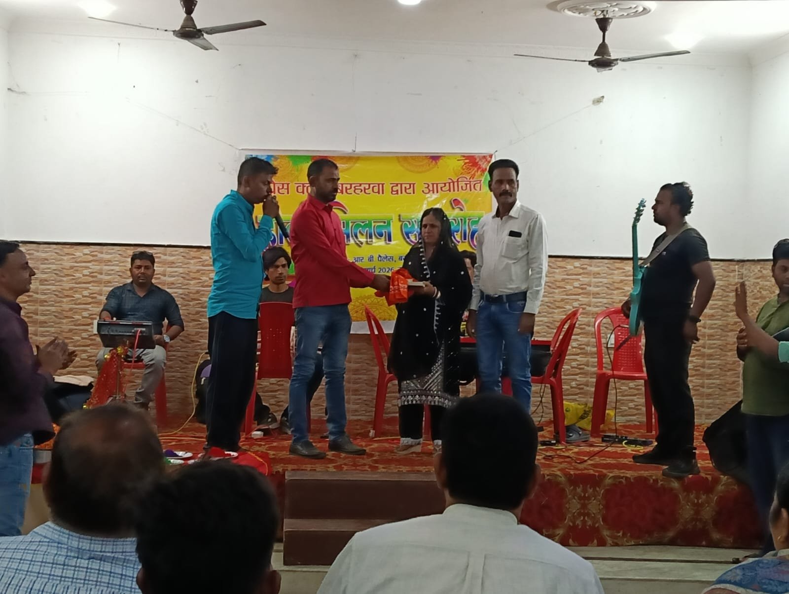 Jharkhand News:प्रेस क्लब बरहरवा में होली मिलन सह सम्मान समारोह का आयोजन, जनप्रतिनिधियों को किया गया सम्मानित Jharkhand News:प्रेस क्लब बरहरवा में होली मिलन सह सम्मान समारोह का आयोजन, जनप्रतिनिधियों को किया गया सम्मानित