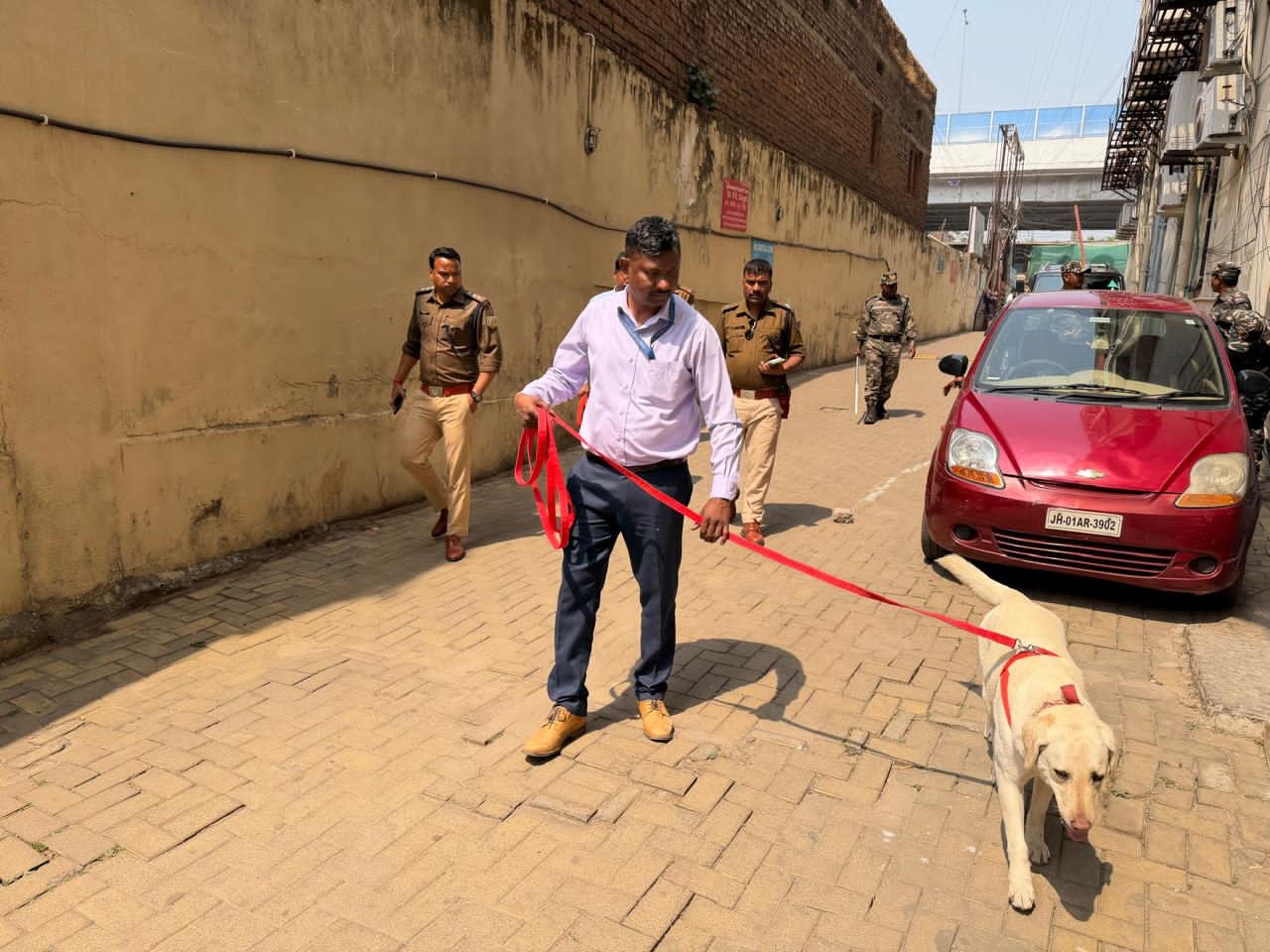 रांची के गैलेक्सिया मॉल स्थित पासपोर्ट ऑफिस को बम से उड़ाने की धमकी, पुलिस व बम निरोधक दस्ते ने की जांच रांची के गैलेक्सिया मॉल स्थित पासपोर्ट ऑफिस को बम से उड़ाने की धमकी, पुलिस व बम निरोधक दस्ते ने की जांच