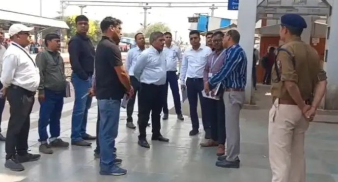 मधुपुर जंक्शन का डीआरएम ने किया निरीक्षण, अमृत भारत स्टेशन योजना के कार्यों की ली जानकारी मधुपुर जंक्शन का डीआरएम ने किया निरीक्षण, अमृत भारत स्टेशन योजना के कार्यों की ली जानकारी