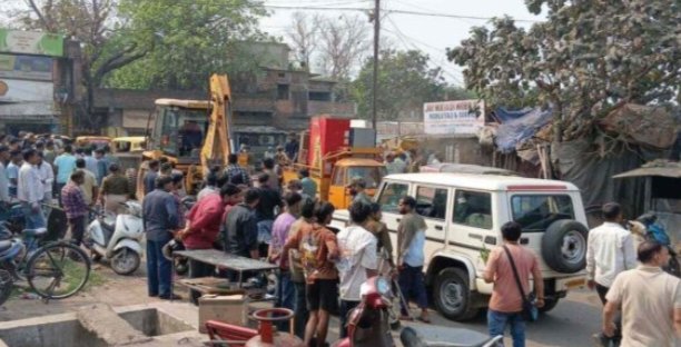 जमशेदपुर के मनीफीट चौक पर अतिक्रमण हटाओ अभियान, बुलडोजर से दर्जन भर दुकानें ध्वस्त जमशेदपुर के मनीफीट चौक पर अतिक्रमण हटाओ अभियान, बुलडोजर से दर्जन भर दुकानें ध्वस्त