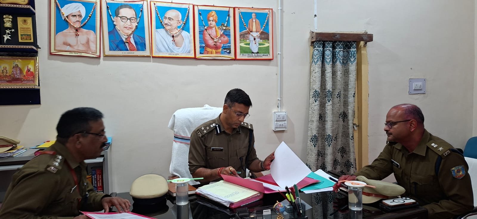 डीआईजी ने बंशीधर नगर में सुरक्षा व्यवस्था का लिया जायजा, थाना प्रभारियों के साथ की समीक्षा डीआईजी ने बंशीधर नगर में सुरक्षा व्यवस्था का लिया जायजा, थाना प्रभारियों के साथ की समीक्षा