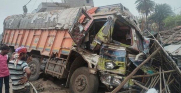 चाईबासा में अनियंत्रित 18 चक्का ट्रक पोल्ट्री दुकान में घुसा, बड़ा हादसा टला चाईबासा में अनियंत्रित 18 चक्का ट्रक पोल्ट्री दुकान में घुसा, बड़ा हादसा टला