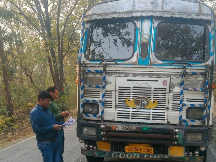 मनिका में परिवहन विभाग की सख्त कार्रवाई, ओवरलोड व कागजात जांच में 6 वाहनों का चालान