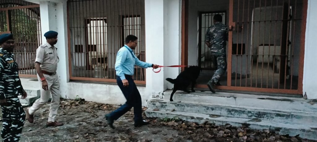 बम की धमकी के बाद तेनुघाट व्यवहार न्यायालय परिसर की बम स्क्वॉड व डॉग स्क्वॉड से जांच बम की धमकी के बाद तेनुघाट व्यवहार न्यायालय परिसर की बम स्क्वॉड व डॉग स्क्वॉड से जांच