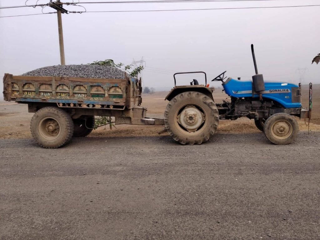 Pakur Newsबिना चालान गिट्टी ले जा रहे दो ट्रैक्टर जब्त,खनन विभाग को भेजा गया प्रतिवेदन