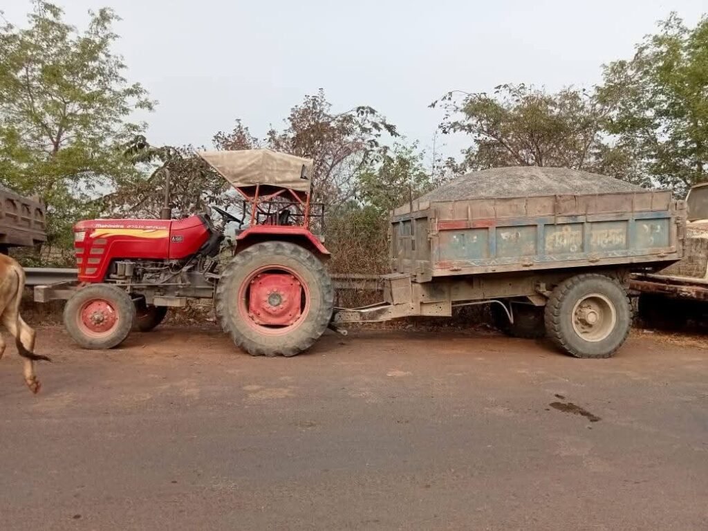 Pakur Newsबिना चालान गिट्टी ले जा रहे दो ट्रैक्टर जब्त,खनन विभाग को भेजा गया प्रतिवेदन