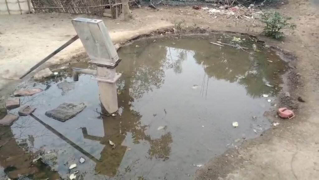 pakur news:पोखरिया गांव में चापाकल का पानी पीने योग्य नहीं, ग्रामीणों ने सोख्ता निर्माण की उठाई मांग pakur news:पोखरिया गांव में चापाकल का पानी पीने योग्य नहीं, ग्रामीणों ने सोख्ता निर्माण की उठाई मांग
