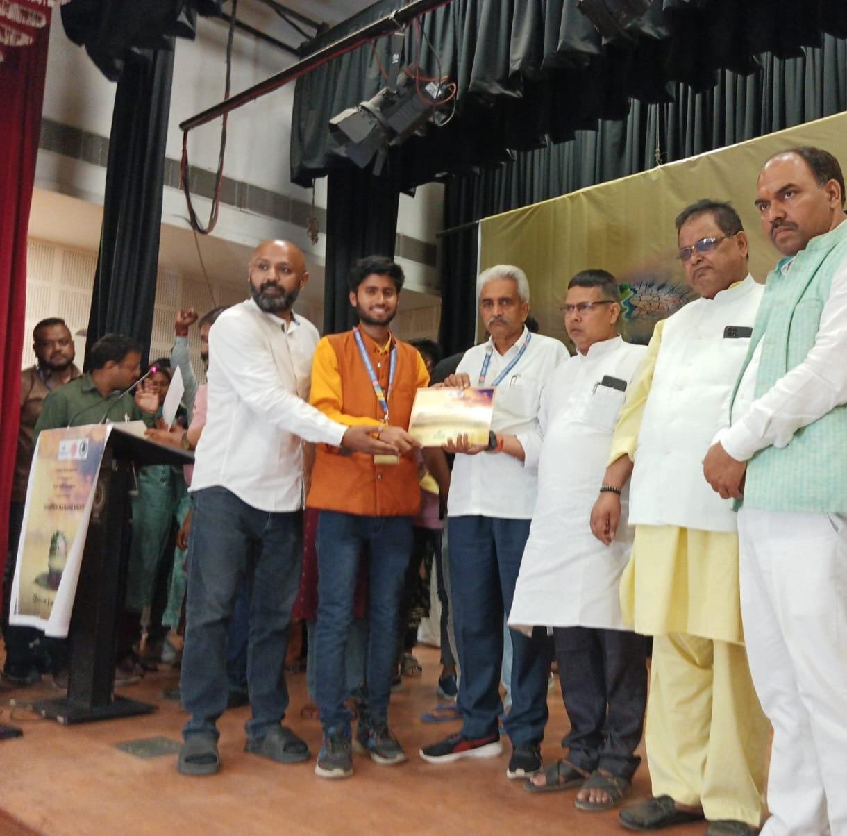 पटना के श्रीकृष्ण साइंस सेंटर में आपदा प्रबंधन कार्यशाला के दौरान हरिमोहन सिंह सम्मानित