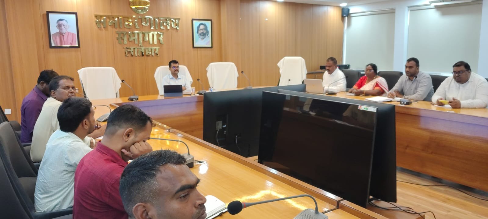 उपायुक्त की अध्यक्षता में जेएसएलपीएस योजनाओं की समीक्षा,अधिकारियों को दिए कई निर्देश