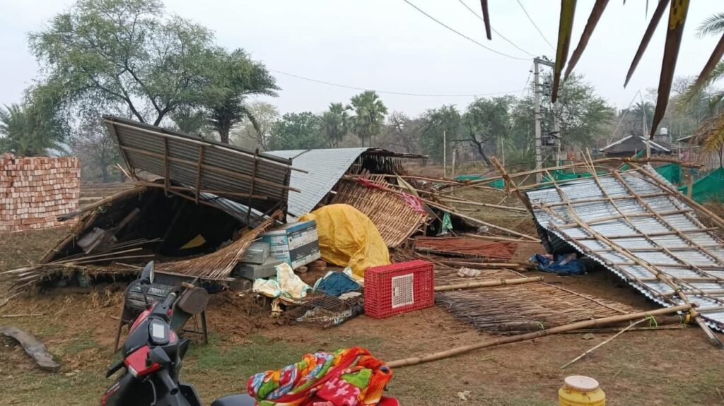 Pakur News:तेज आंधी-बारिश से कच्चा घर गिरा, परिवार बाल-बाल बचा। Pakur News:तेज आंधी-बारिश से कच्चा घर गिरा, परिवार बाल-बाल बचा।