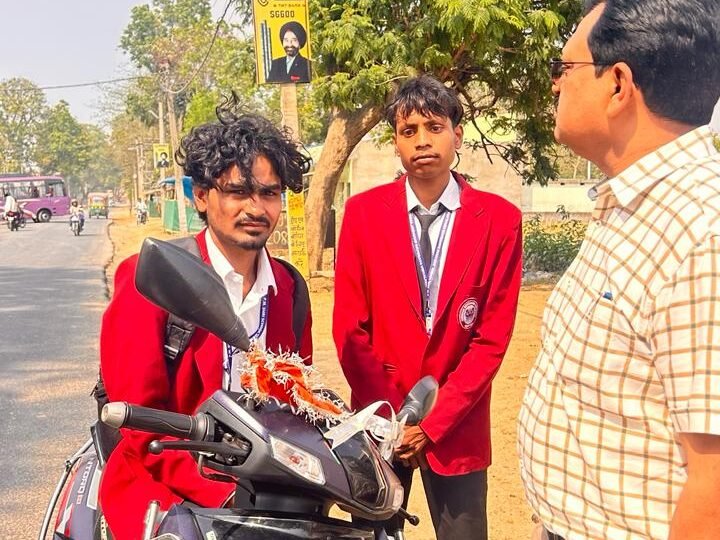 गुमला में DTO का बड़ा एक्शन: नाबालिग छात्रों से चलवाई जा रही बाइक-स्कूटी जब्त, अभिभावकों को दी कड़ी चेतावनी
