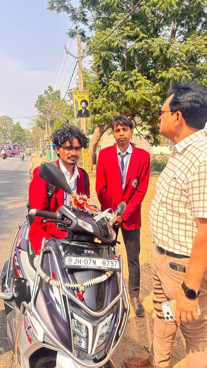 गुमला में DTO का बड़ा एक्शन: नाबालिग छात्रों से चलवाई जा रही बाइक-स्कूटी जब्त, अभिभावकों को दी कड़ी चेतावनी गुमला में DTO का बड़ा एक्शन: नाबालिग छात्रों से चलवाई जा रही बाइक-स्कूटी जब्त, अभिभावकों को दी कड़ी चेतावनी
