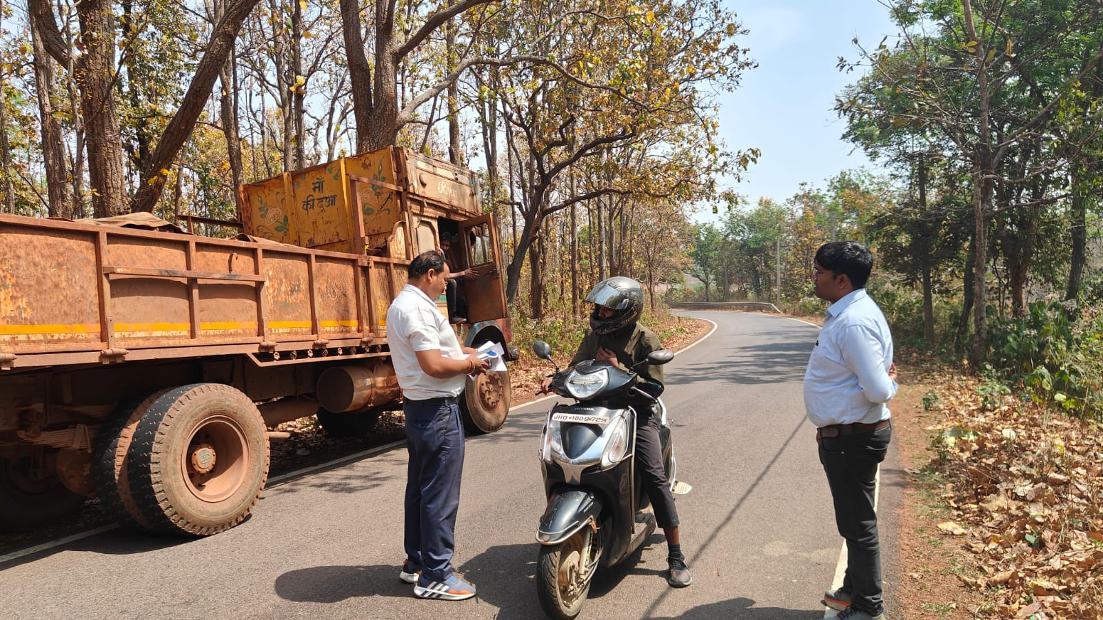 महुआडांड़ में वाहनों की सघन जांच, नियम उल्लंघन पर 6 वाहनों का चालान