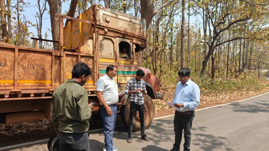 महुआडांड़ में वाहनों की सघन जांच, नियम उल्लंघन पर 6 वाहनों का चालान महुआडांड़ में वाहनों की सघन जांच, नियम उल्लंघन पर 6 वाहनों का चालान