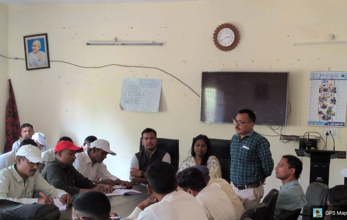 मनिका में बीएलओ व पर्यवेक्षकों को दिया गया विशेष प्रशिक्षण, निर्वाचन कार्यों पर दिया गया जोर मनिका में बीएलओ व पर्यवेक्षकों को दिया गया विशेष प्रशिक्षण, निर्वाचन कार्यों पर दिया गया जोर