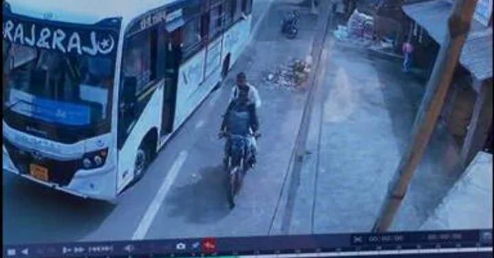 Pakur News:महिला को झांसे देकर करीब तीन लाख का गहना ले उड़े दो ठग Pakur News:महिला को झांसे देकर करीब तीन लाख का गहना ले उड़े दो ठग