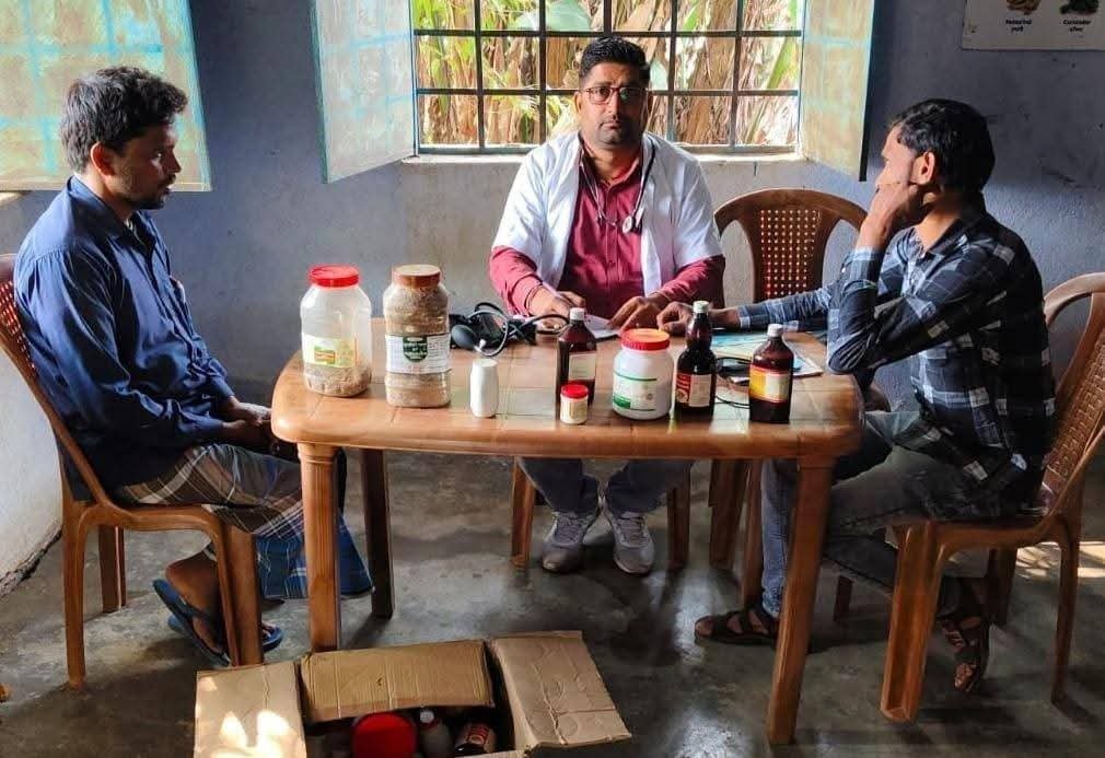 Pakur News:आयुष विभाग की शानदार पहल,निःशुल्क स्वास्थ्य शिविर में 76 लोगों की जांच