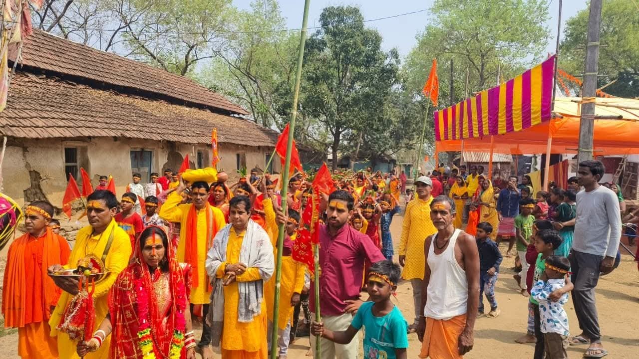 राधाबल्लमपुर में भक्ति,आस्था और उत्साह का अद्भुत संगम,108 महिलाओं की कलश यात्रा से श्रीमद्भागवत कथा का शुभारंभ राधाबल्लमपुर में भक्ति,आस्था और उत्साह का अद्भुत संगम,108 महिलाओं की कलश यात्रा से श्रीमद्भागवत कथा का शुभारंभ