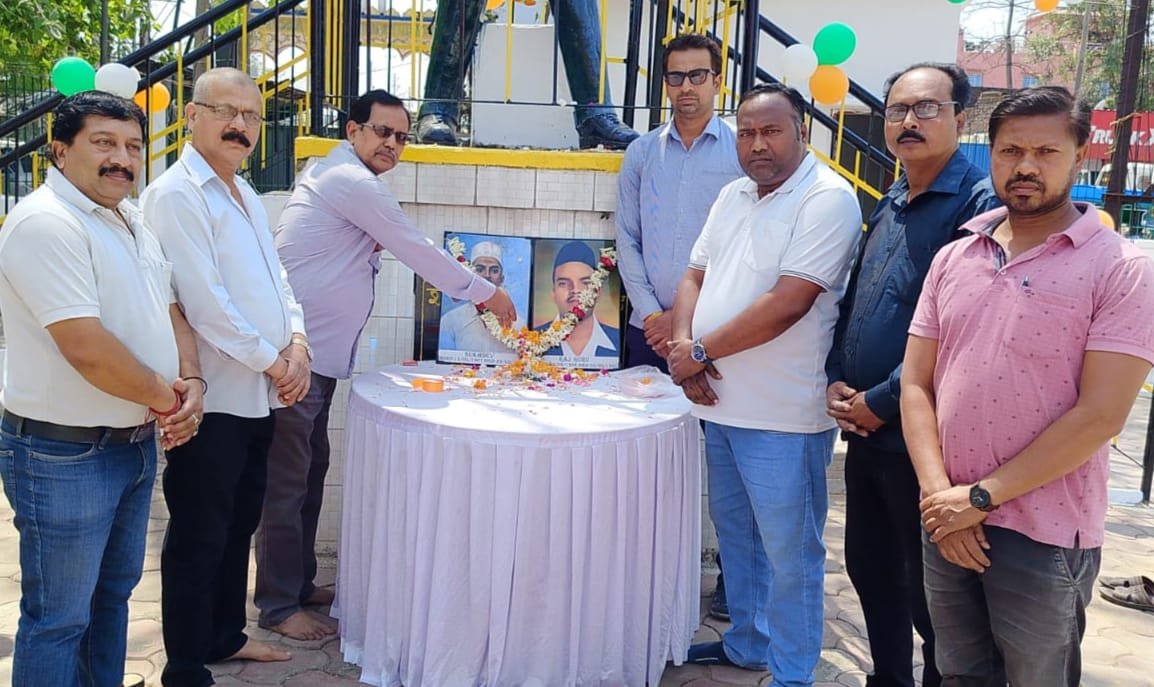 शहीद दिवस पर आजसू ने वीर सपूतों को दी श्रद्धांजलि शहीद दिवस पर आजसू ने वीर सपूतों को दी श्रद्धांजलि