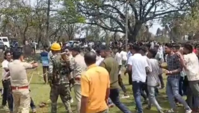 बलियापुर में अफवाह से बिगड़ा माहौल, पुलिस के हल्के बल प्रयोग से स्थिति नियंत्रित बलियापुर में अफवाह से बिगड़ा माहौल, पुलिस के हल्के बल प्रयोग से स्थिति नियंत्रित
