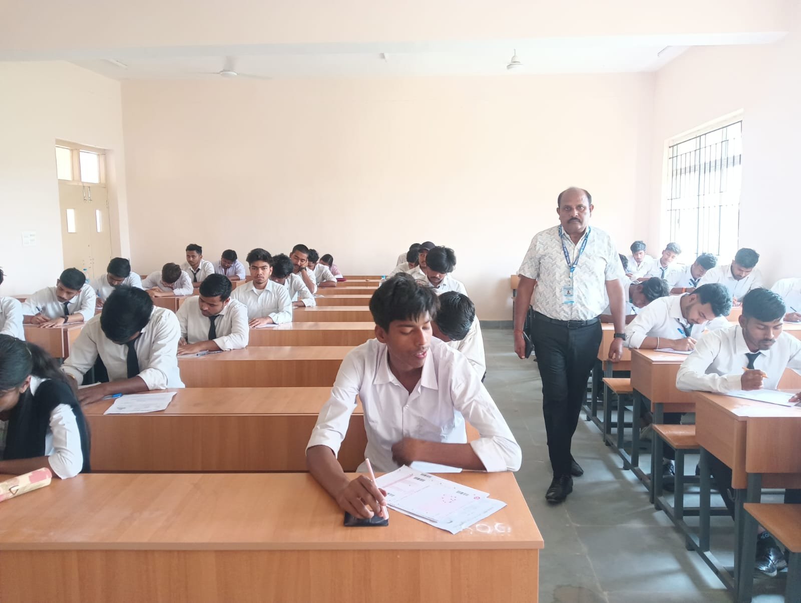 लेट आने पर परीक्षार्थियों को कड़ी चेतावनी, समय से परीक्षा केंद्र पहुँचने की अपील लेट आने पर परीक्षार्थियों को कड़ी चेतावनी, समय से परीक्षा केंद्र पहुँचने की अपील