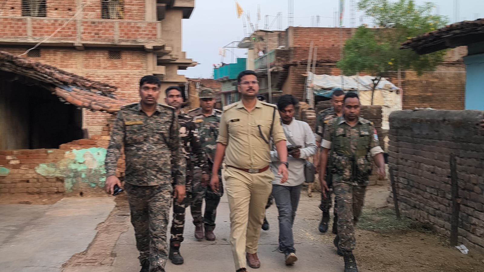 सतबरवा प्रशासन ने त्योहारों के मद्देनज़र निकाला फ्लैग मार्च