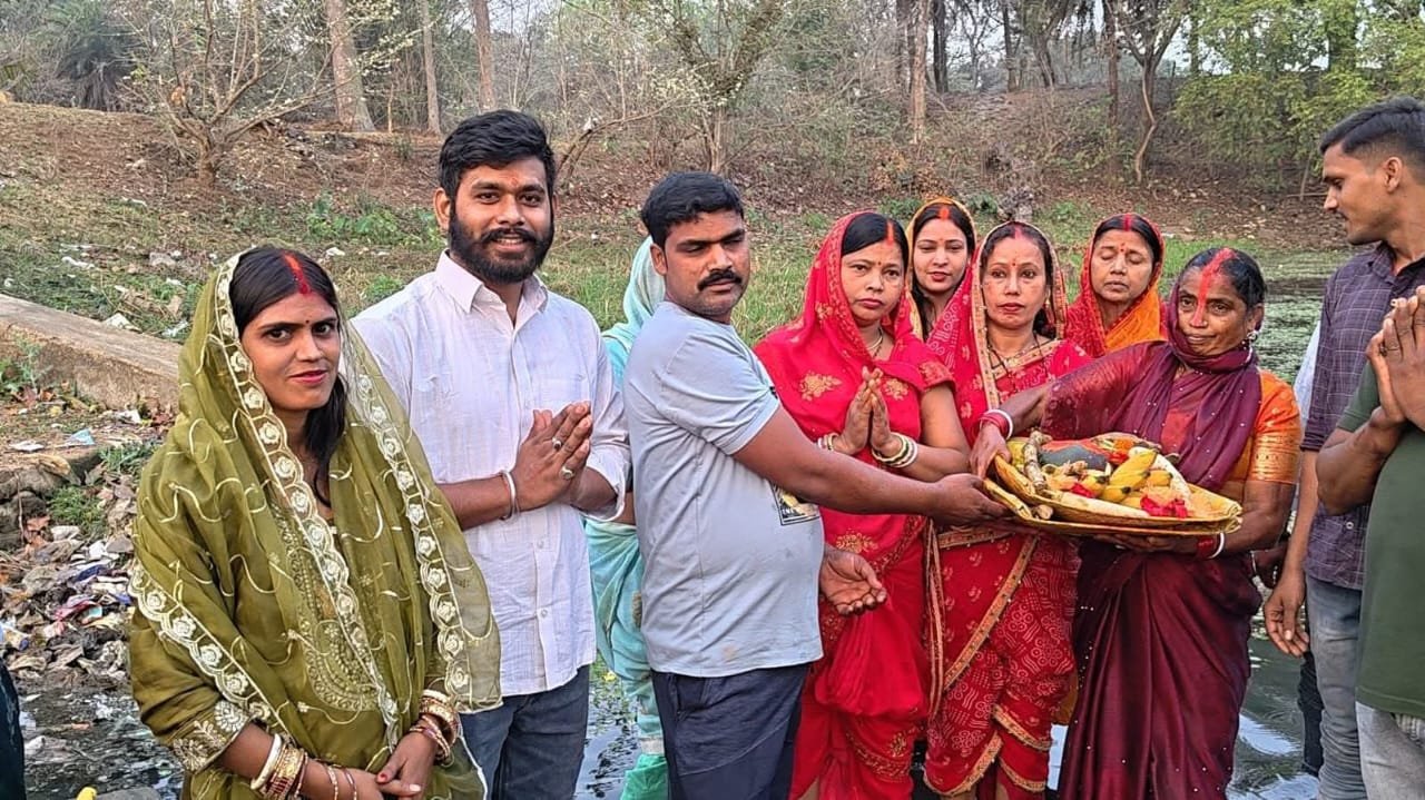 अटूट आस्था और भक्ति के साथ संपन्न हुआ चैती छठ महापर्व,घाटों पर उमड़ा श्रद्धालुओं का सैलाब अटूट आस्था और भक्ति के साथ संपन्न हुआ चैती छठ महापर्व,घाटों पर उमड़ा श्रद्धालुओं का सैलाब