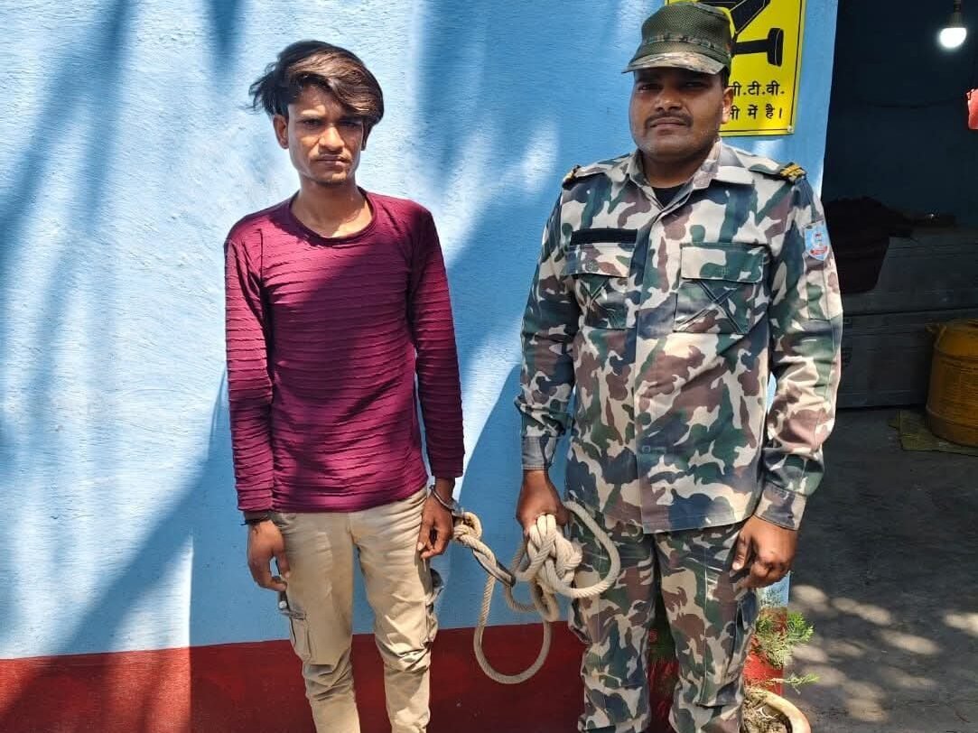 पाकुड़ में पुलिस की सख्त कार्रवाई, लंबे समय से फरार आरोपी लालटू शेख गिरफ्तार पाकुड़ में पुलिस की सख्त कार्रवाई, लंबे समय से फरार आरोपी लालटू शेख गिरफ्तार