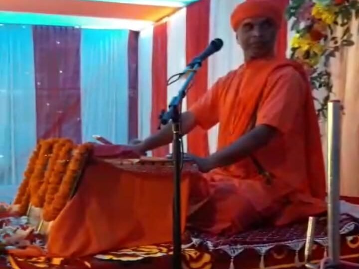 राम कथा के पहले दिन राम नाम की महिमा का वर्णन किया। राम कथा के पहले दिन राम नाम की महिमा का वर्णन किया।