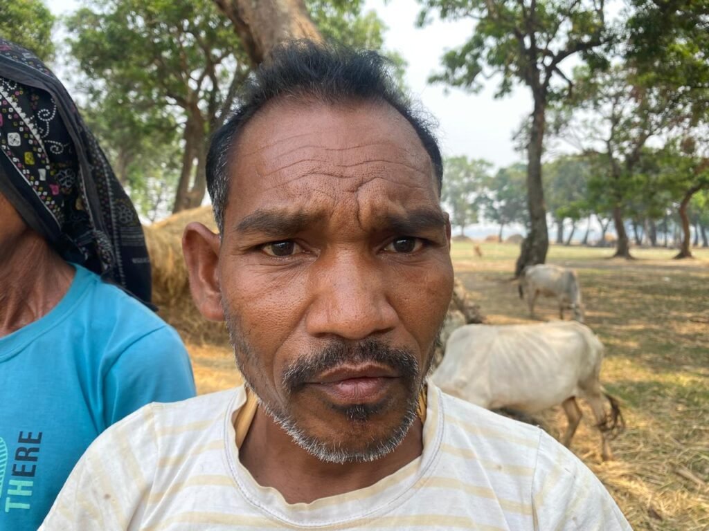 देवाकी गांव में 19 मवेशियों की ठगी, 8 आदिवासी किसान न्याय के लिए दर-दर भटकने को मजबूर देवाकी गांव में 19 मवेशियों की ठगी, 8 आदिवासी किसान न्याय के लिए दर-दर भटकने को मजबूर