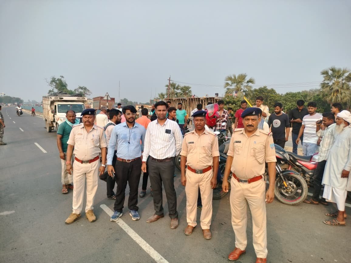 उधवा में परिवहन विभाग की सख्ती, वाहन जांच में 60 हजार रुपये जुर्माना वसूला उधवा में परिवहन विभाग की सख्ती, वाहन जांच में 60 हजार रुपये जुर्माना वसूला