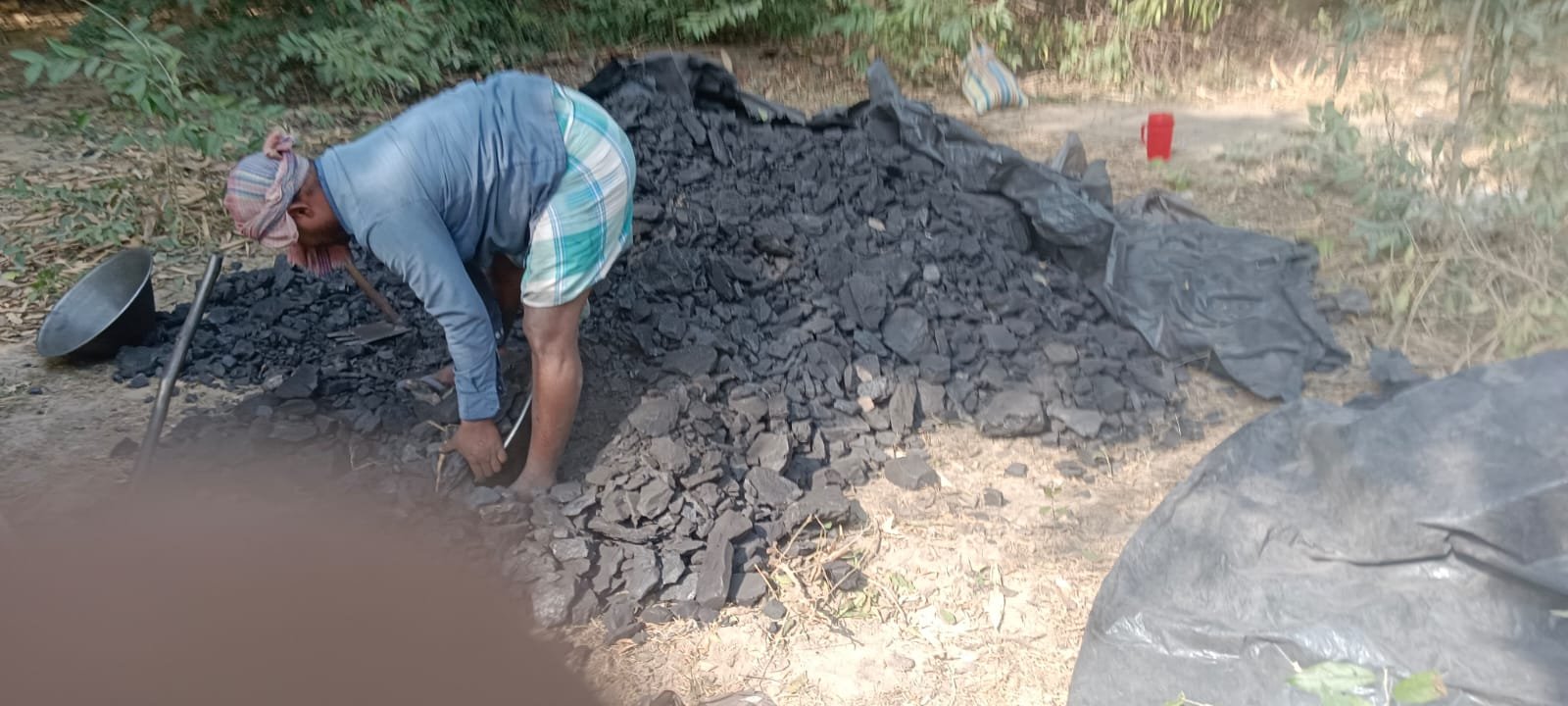 कोटालपोखर में कोयला तस्करी का खेल जारी, पुलिस पर मिलीभगत के आरोप कोटालपोखर में कोयला तस्करी का खेल जारी, पुलिस पर मिलीभगत के आरोप