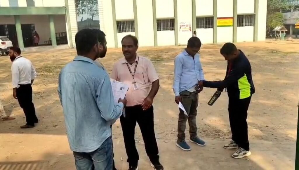 गोमिया में कड़ी निगरानी के बीच JPSC परीक्षा शुरू, 1464 अभ्यर्थी शामिल गोमिया में कड़ी निगरानी के बीच JPSC परीक्षा शुरू, 1464 अभ्यर्थी शामिल